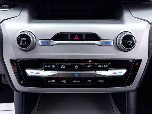 Used 2022 Ford Explorer XLT w/ Equipment Group 202A image 25