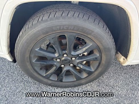 Used 2019 Jeep Grand Cherokee Altitude RWD image 4