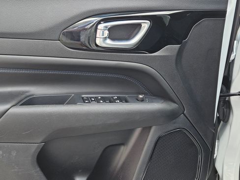 Used 2025 Jeep Compass Latitude w/ Altitude Special Edition image 19