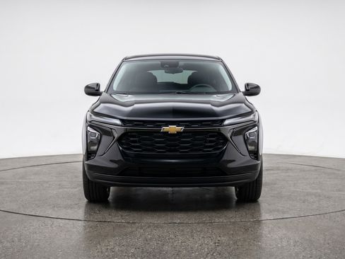 Used 2025 Chevrolet Trax LT FWD image 2