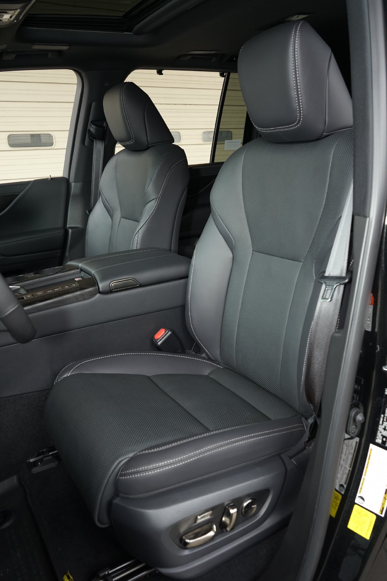 Used 2026 Lexus LX 700h Luxury AWD/4WD image 9