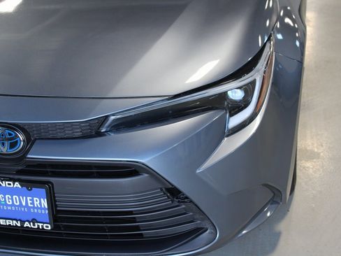 Used 2025 Toyota Corolla LE w/ LE Premium Package image 2