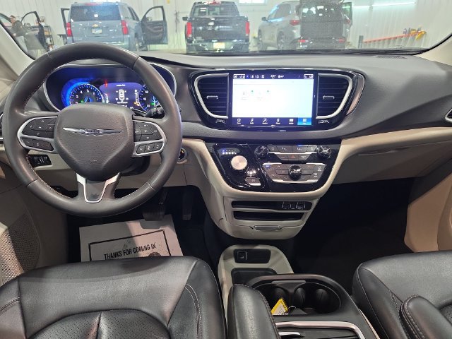 Used 2024 Chrysler Pacifica Touring-L FWD image 9