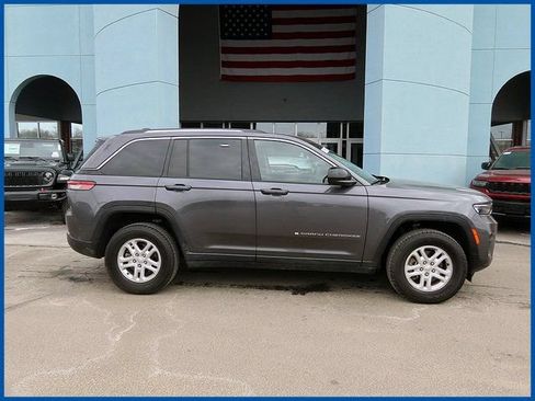 Used 2023 Jeep Grand Cherokee Laredo w/ Luxury Tech Group I AWD/4WD image 3