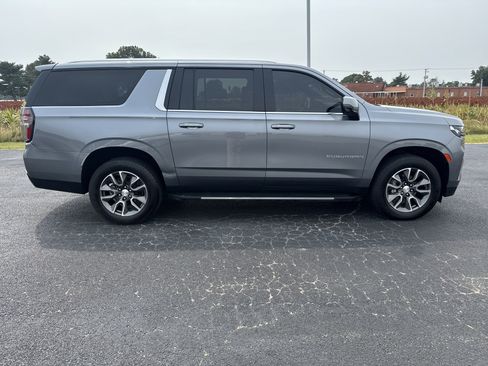 Used 2022 Chevrolet Suburban LT w/ Luxury Package image 6