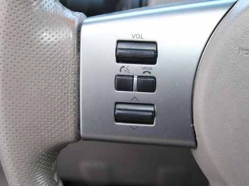 Used 2011 Nissan Frontier SV w/ SV Premium Utility Pkg image 11