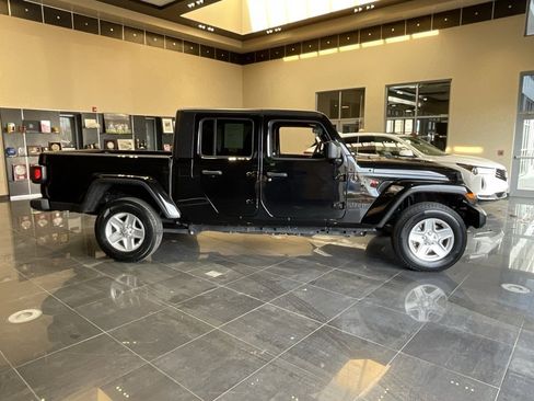 Used 2021 Jeep Gladiator Sport image 8