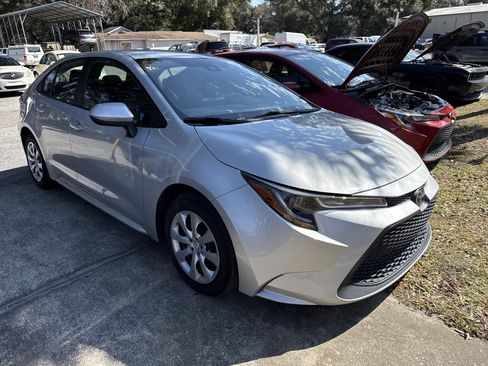 Used 2022 Toyota Corolla LE image 2