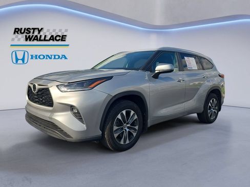 Used 2024 Toyota Highlander XLE AWD/4WD image 1