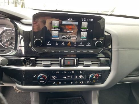 Used 2025 Nissan Pathfinder SL image 14