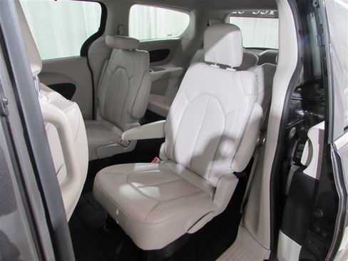 Used 2021 Chrysler Voyager Lxi image 31