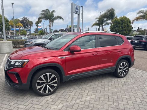 Used 2022 Volkswagen Taos SE FWD image 2