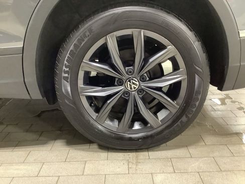 Used 2022 Volkswagen Tiguan SE w/ Panoramic Sunroof Package image 26