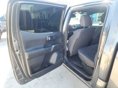 Used 2019 Toyota Tacoma TRD Off-Road w/ Technology Package image 21