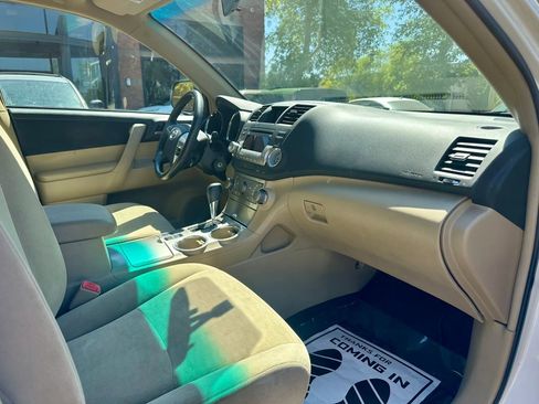 Used 2012 Toyota Highlander FWD w/ Tech Pkg image 11