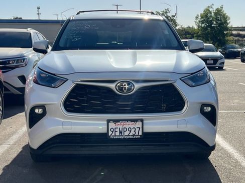 Used 2023 Toyota Highlander LE FWD image 3