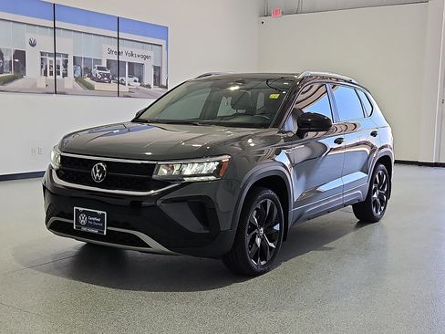 Certified 2023 Volkswagen Taos SE w/ Panoramic Sunroof Package FWD image 4