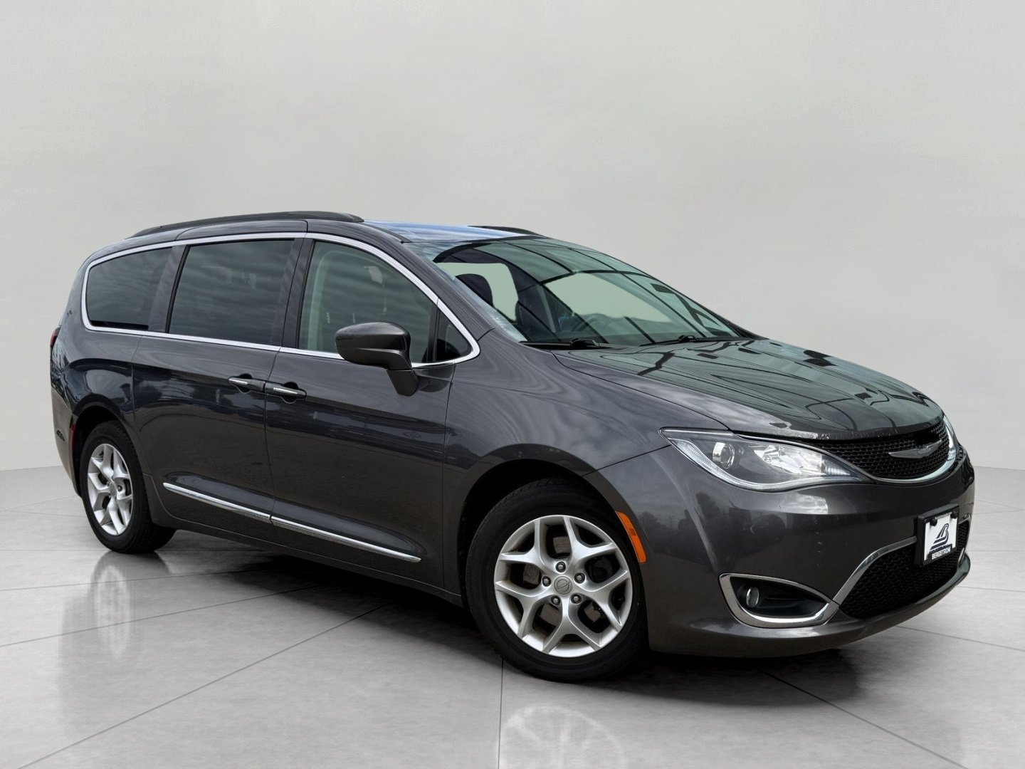 Used 2017 Chrysler Pacifica Touring-L w/ Tire & Wheel Group FWD image 1