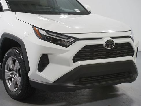 Used 2022 Toyota RAV4 XLE AWD/4WD image 4