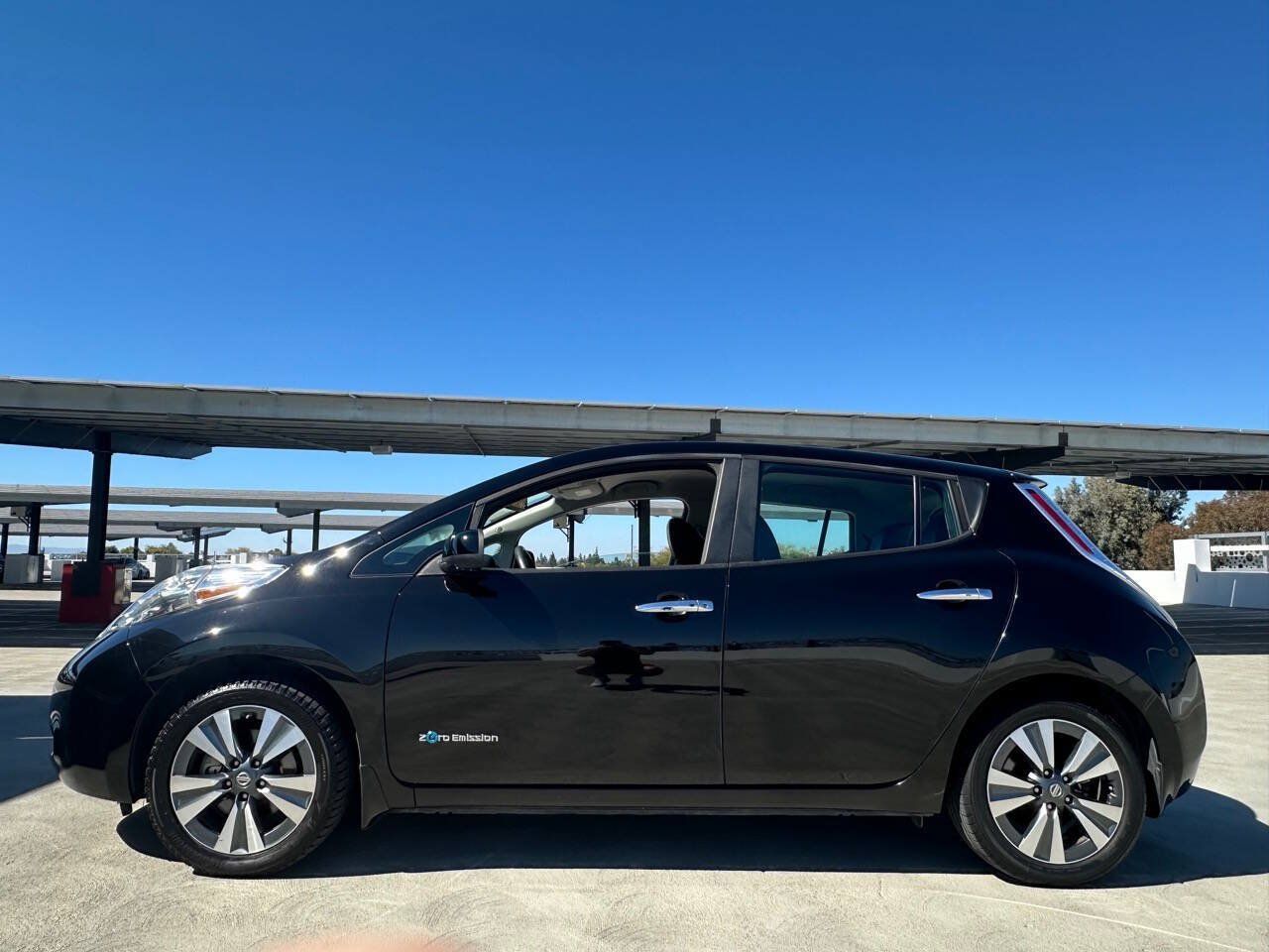 Used 2017 Nissan Leaf SL w/ Premium Package FWD image 7