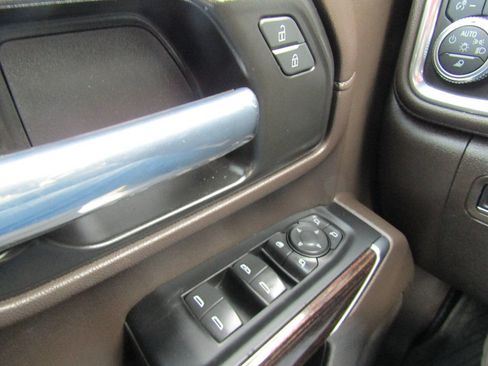 Used 2022 GMC Sierra 2500 SLE w/ SLE Value Package; image 9