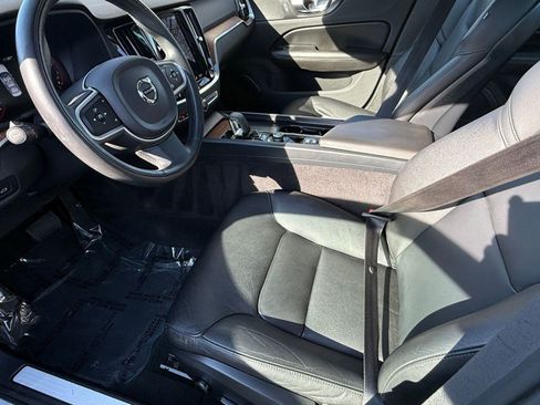 Used 2022 Volvo S60 B5 Momentum image 4