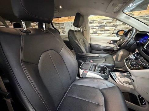 Used 2018 Chrysler Pacifica Touring-L FWD image 18