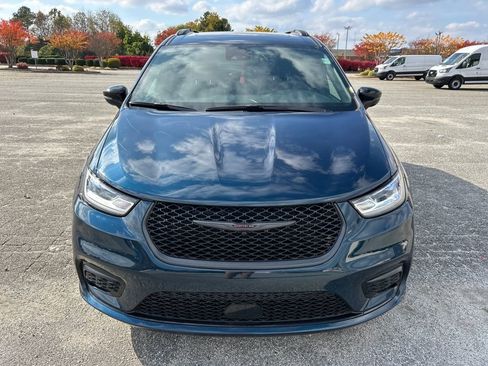 Used 2025 Chrysler Pacifica Limited image 8