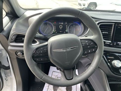 Used 2022 Chrysler Pacifica Limited w/ Uconnect Theater Family Group image 14