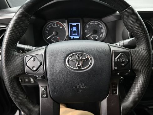 Used 2020 Toyota Tacoma TRD Off-Road w/ Technology Package AWD/4WD image 11