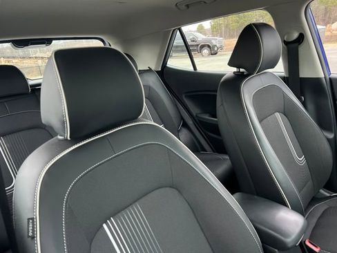 Used 2023 Hyundai Venue Limited image 32