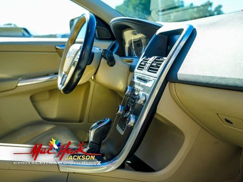 Used 2016 Volvo XC60 T5 Premier w/ Proximity Package image 17