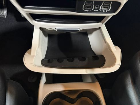 Used 2021 Chrysler Voyager L FWD image 45