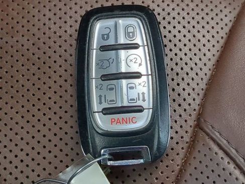 Used 2017 Chrysler Pacifica Limited image 30