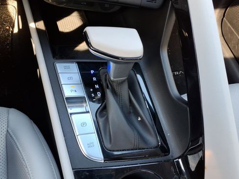 Used 2024 Hyundai Elantra Limited image 15