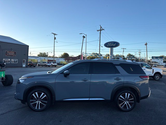Used 2025 Nissan Pathfinder Platinum w/ Cargo Package AWD/4WD image 2