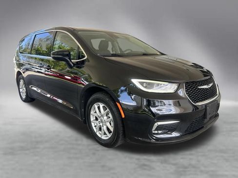 Used 2024 Chrysler Pacifica Touring-L FWD image 2