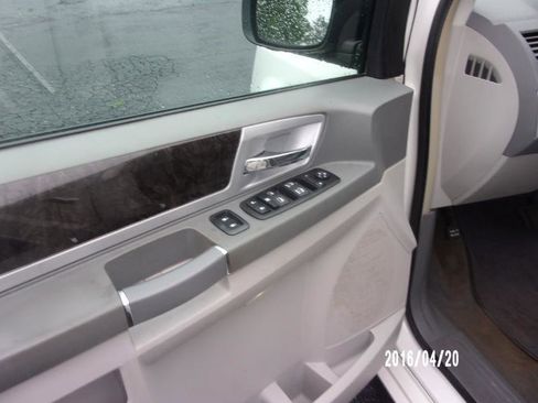 Used 2010 Dodge Grand Caravan SXT w/ Entertainment Group 2 FWD image 7