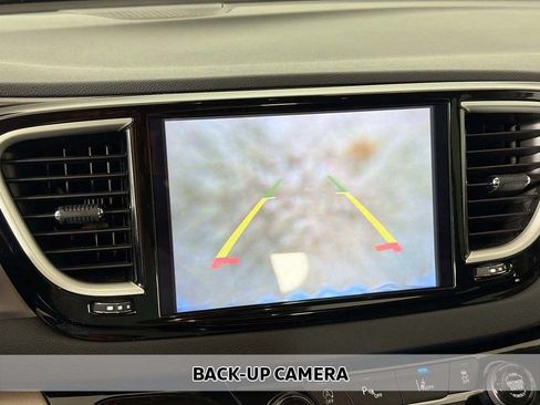 Used 2024 Chrysler Pacifica Touring-L FWD image 6