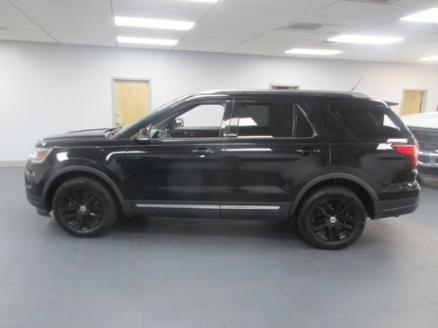 Used 2018 Ford Explorer XLT w/ Equipment Group 202A AWD/4WD image 8