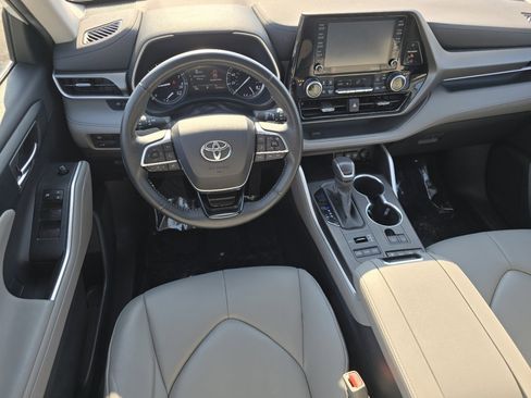 Used 2020 Toyota Highlander XLE image 25