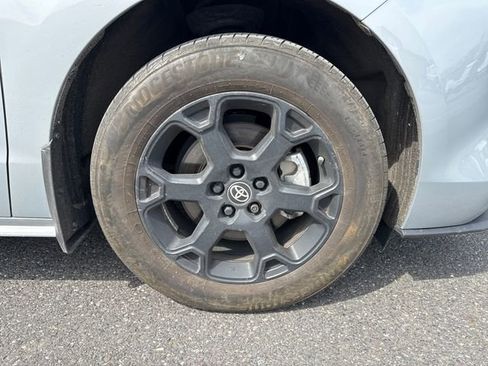 Certified 2025 Toyota Sienna XLE Woodland Edition image 11