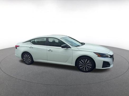 Used 2025 Nissan Altima 2.5 SV FWD image 2
