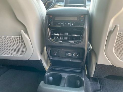Used 2022 Jeep Grand Cherokee L Overland w/ Luxury Tech Group IV AWD/4WD image 16