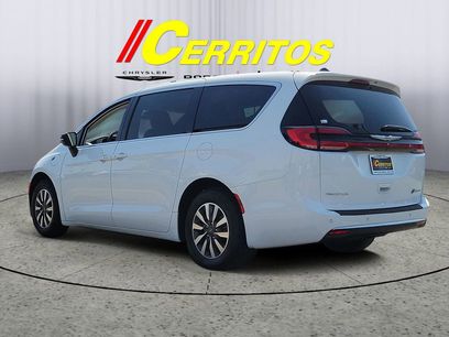 Used 2024 Chrysler Pacifica Select