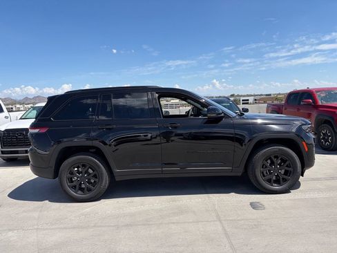 Used 2025 Jeep Grand Cherokee Altitude AWD/4WD image 3