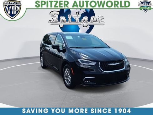 Used 2025 Chrysler Pacifica Select FWD image 2