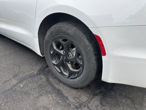 Used 2024 Chrysler Pacifica Select image 15