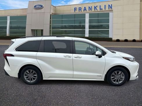 Used 2021 Toyota Sienna XLE w/ XLE Plus Package AWD/4WD image 8