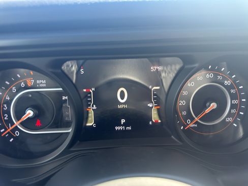 Certified 2025 Jeep Gladiator Rubicon w/ Convenience Group AWD/4WD image 18